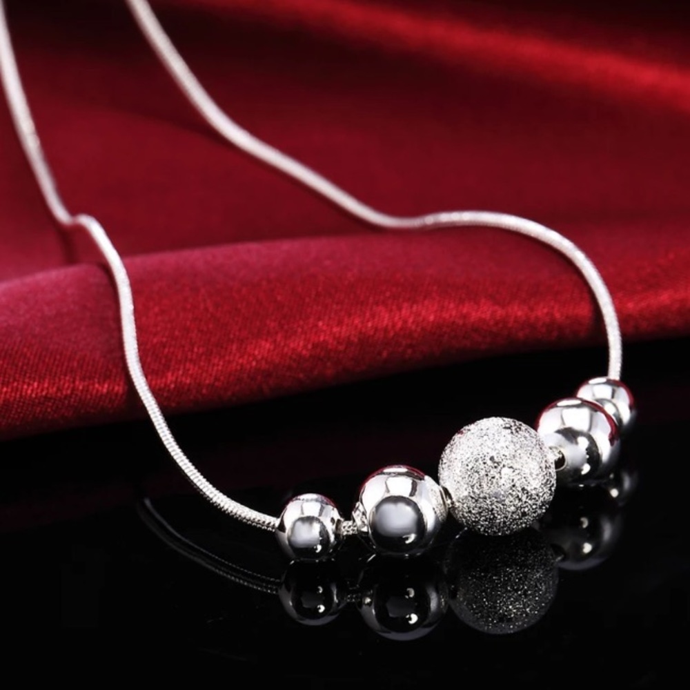 ❤️Very Pretty Silver Necklace with Small Silver Ball Accents❤️